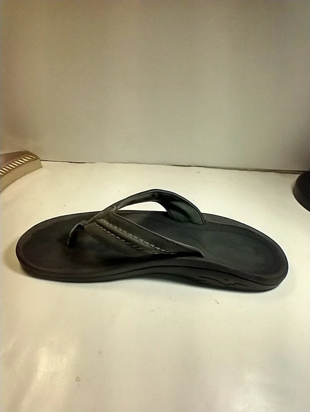 OluKai Hokua Black Flip Flop Sandals Men's sz 12